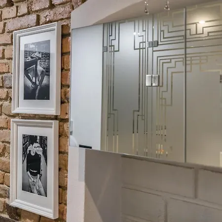 Old Town Underground Level By Renters Apartment